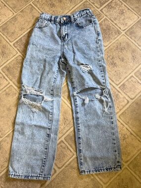 Light Wash Distressed Ripped Jeans